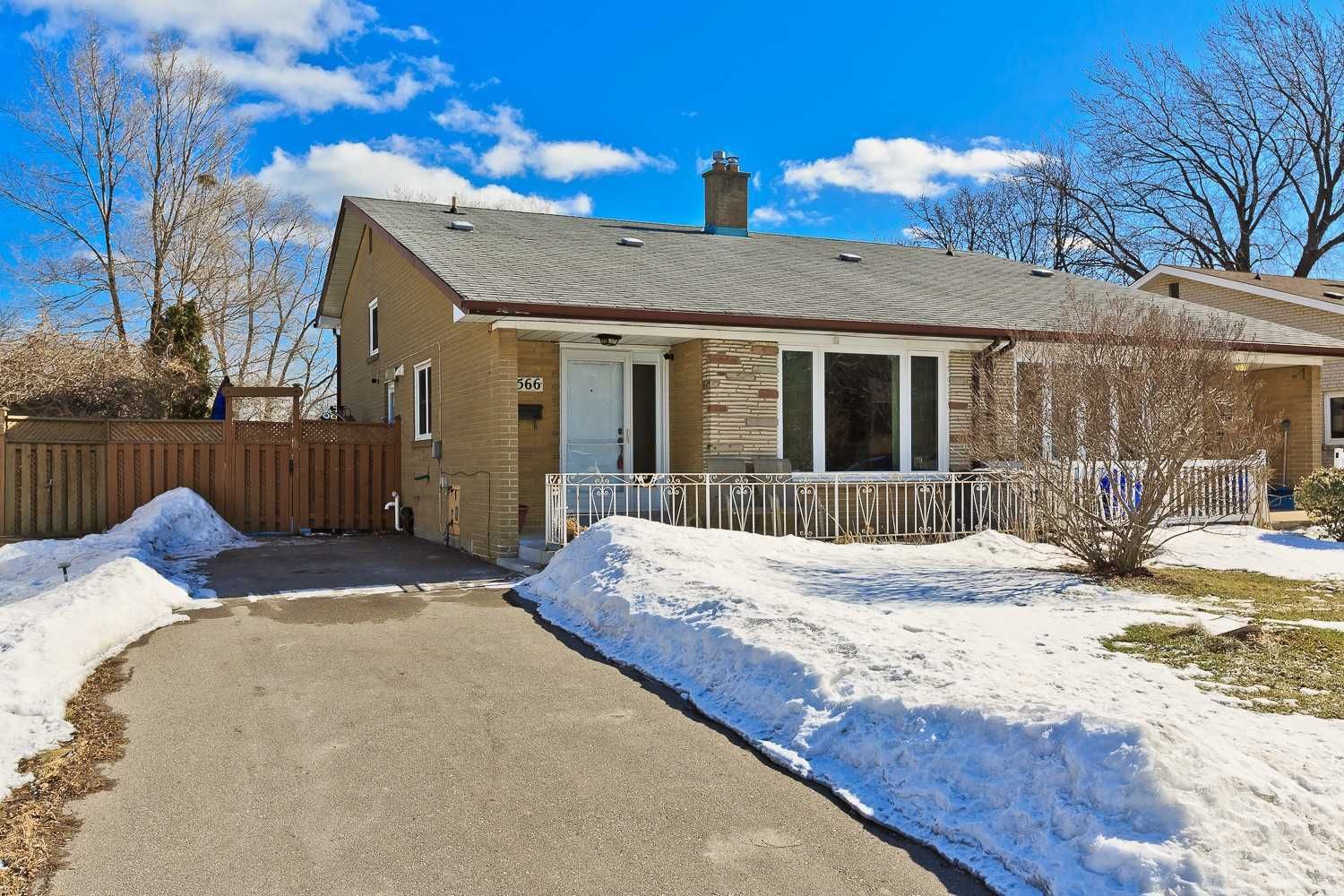 1566 Sandgate Cres 2 Beds + 2 2 Baths