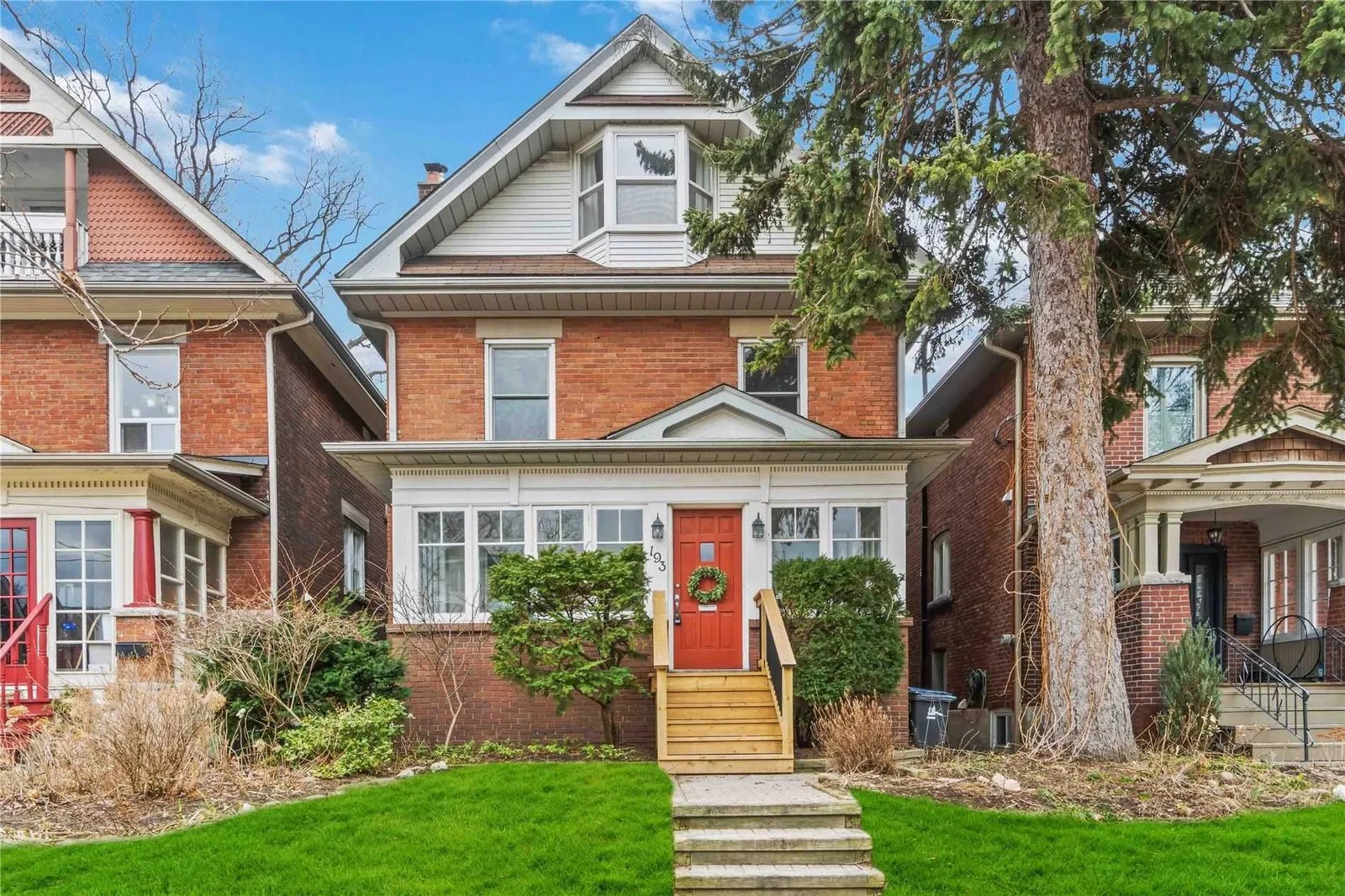 193 Humberside Ave 6 Beds + 1 3 Baths