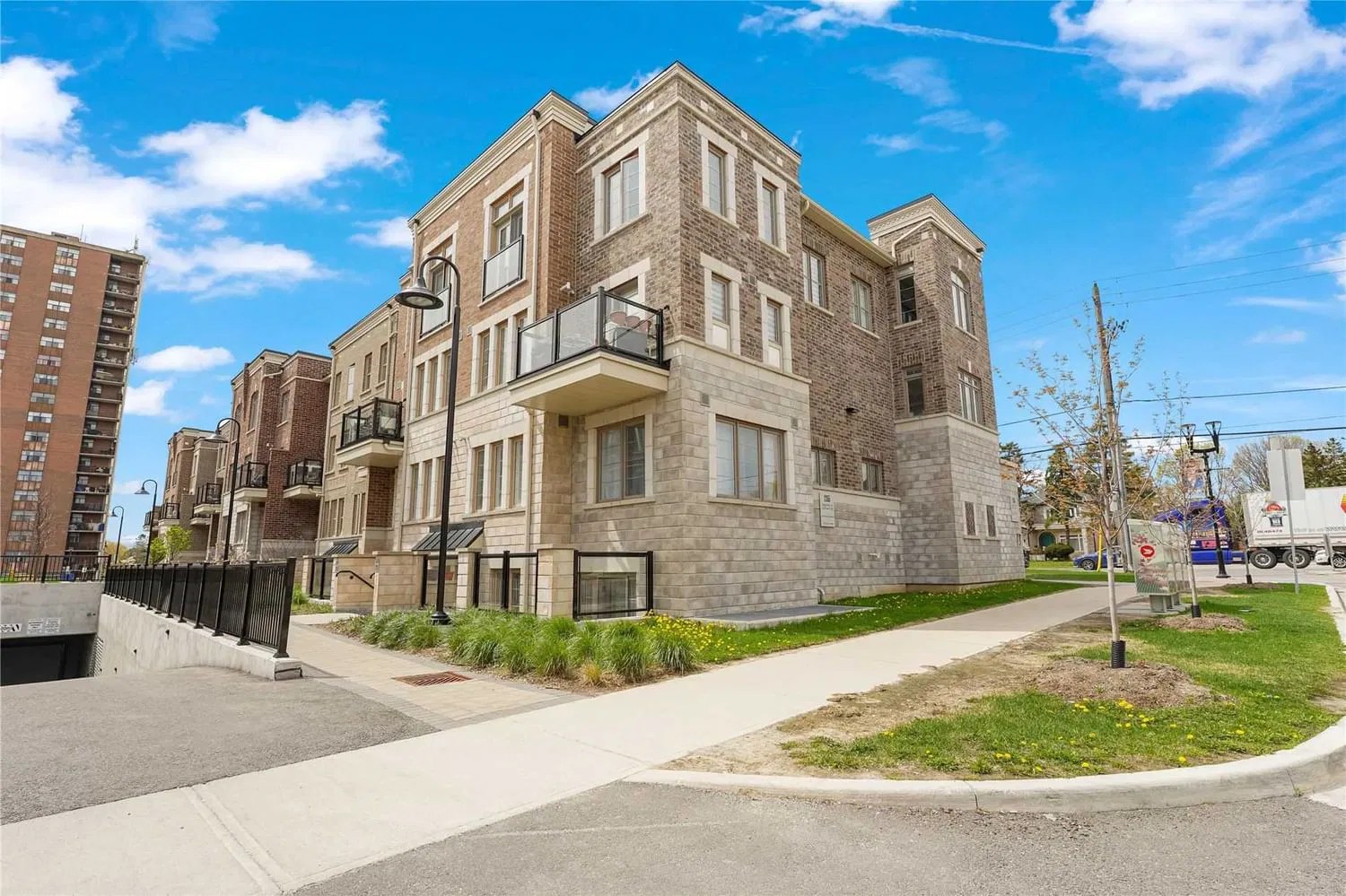 2355 Sheppard Ave W The Brownstones at Westown Townhomes 2 Beds 2