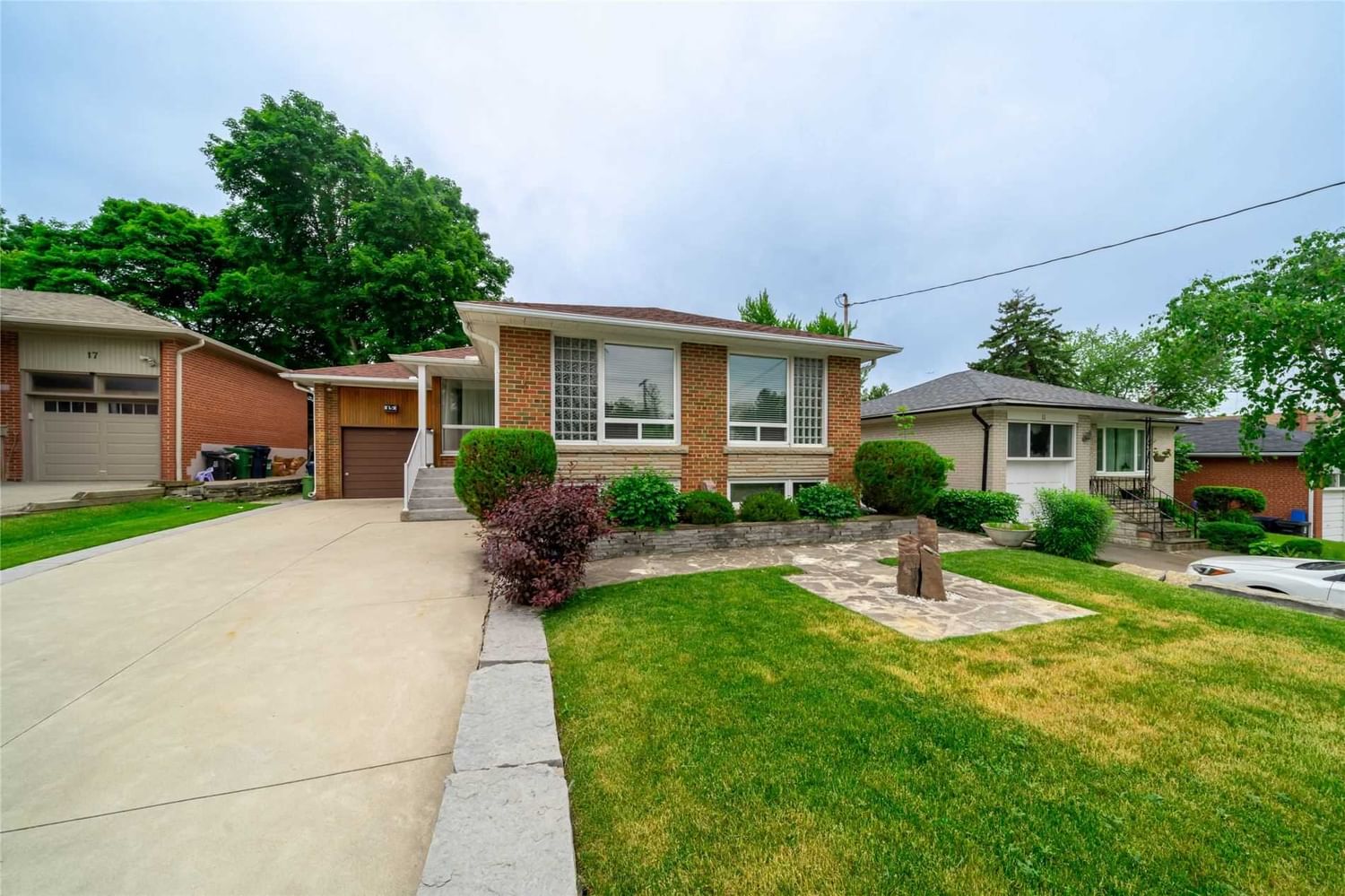 15 Jill Cres 3 Beds + 1 2 Baths