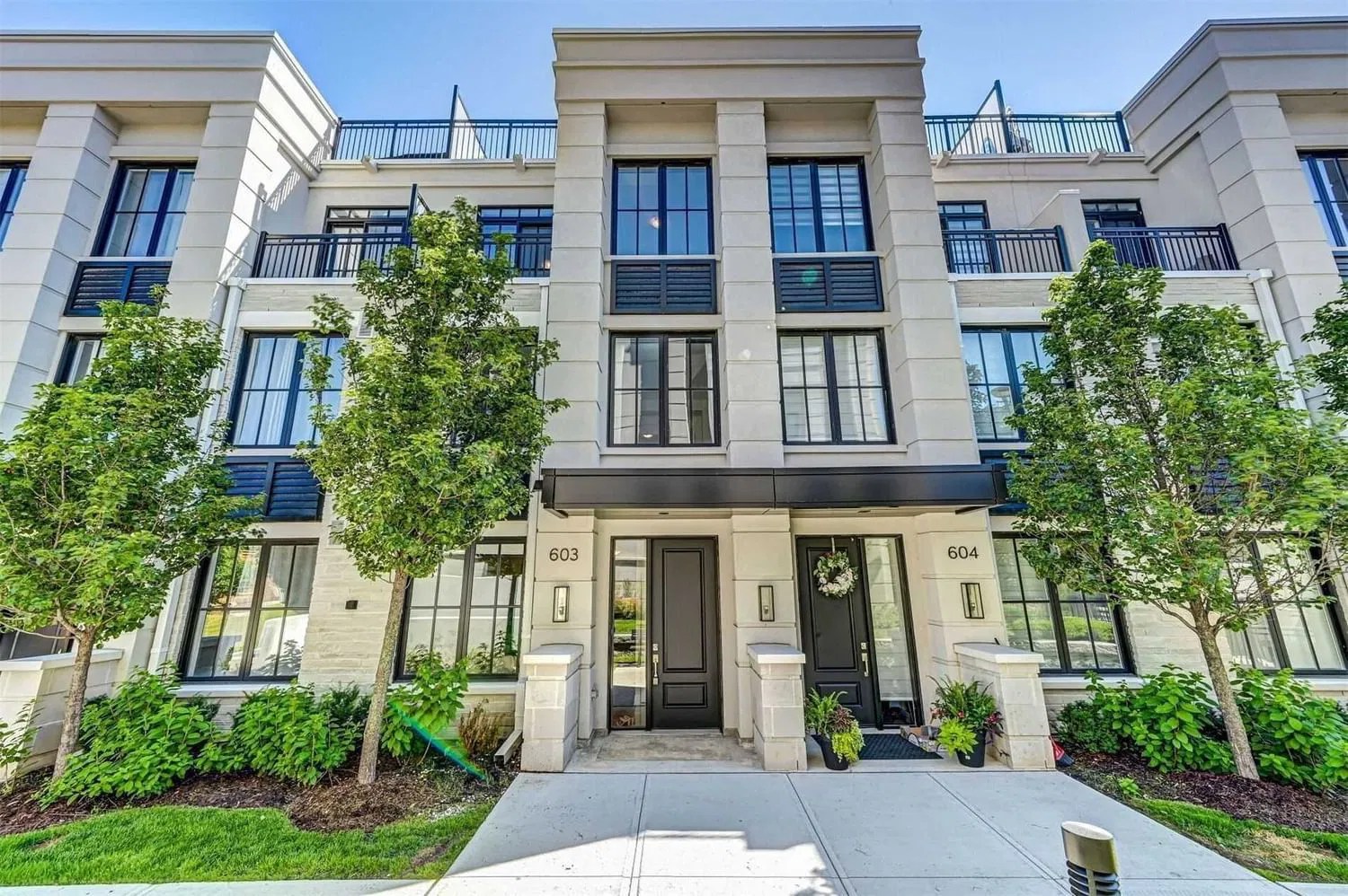 1190 Cawthra Rd The Reserve at East Mineola Condos 3 Beds 3 Baths