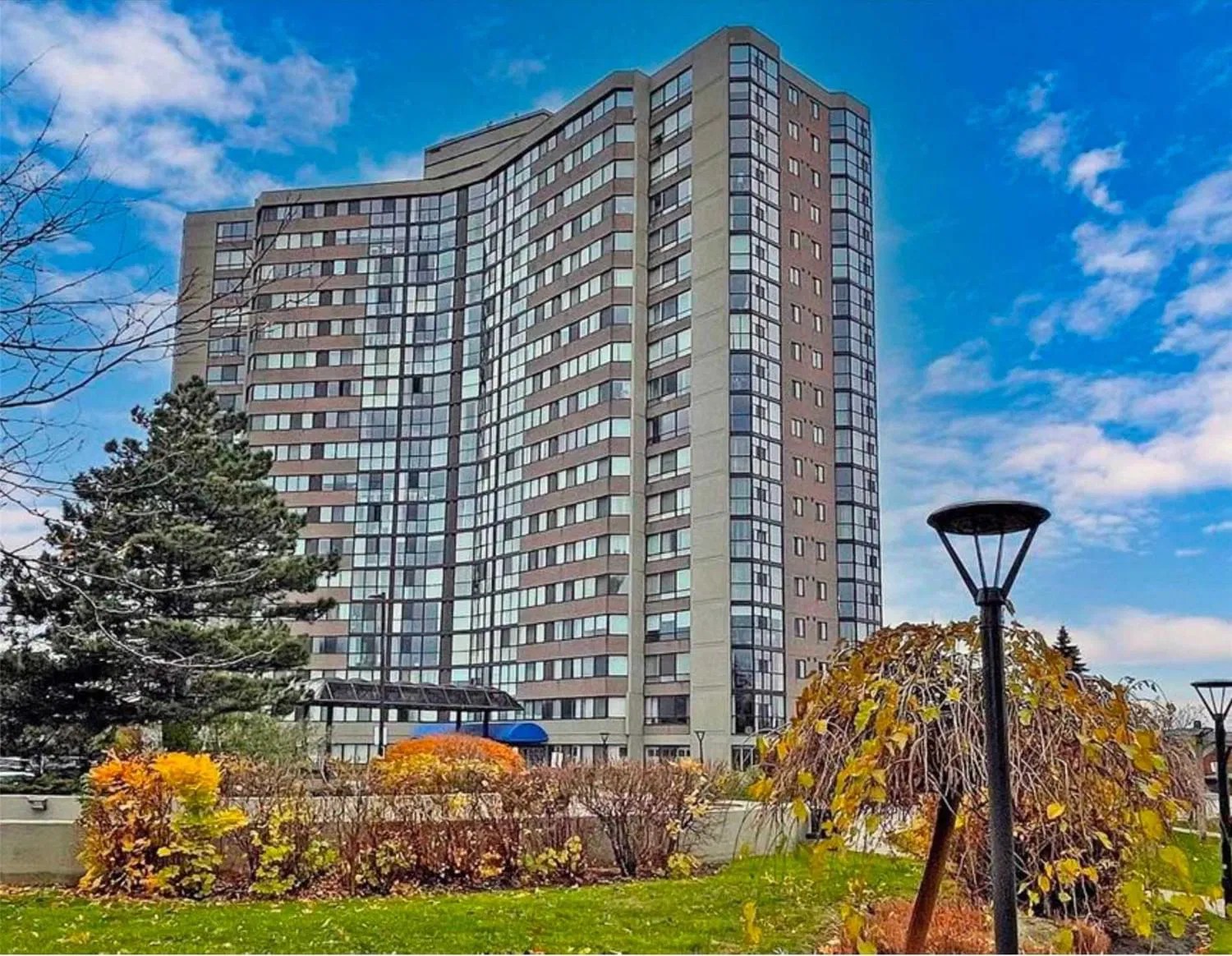 1360 Rathburn Rd E The Compass Condos 1 Bed + 1 1 Bath Unit 302