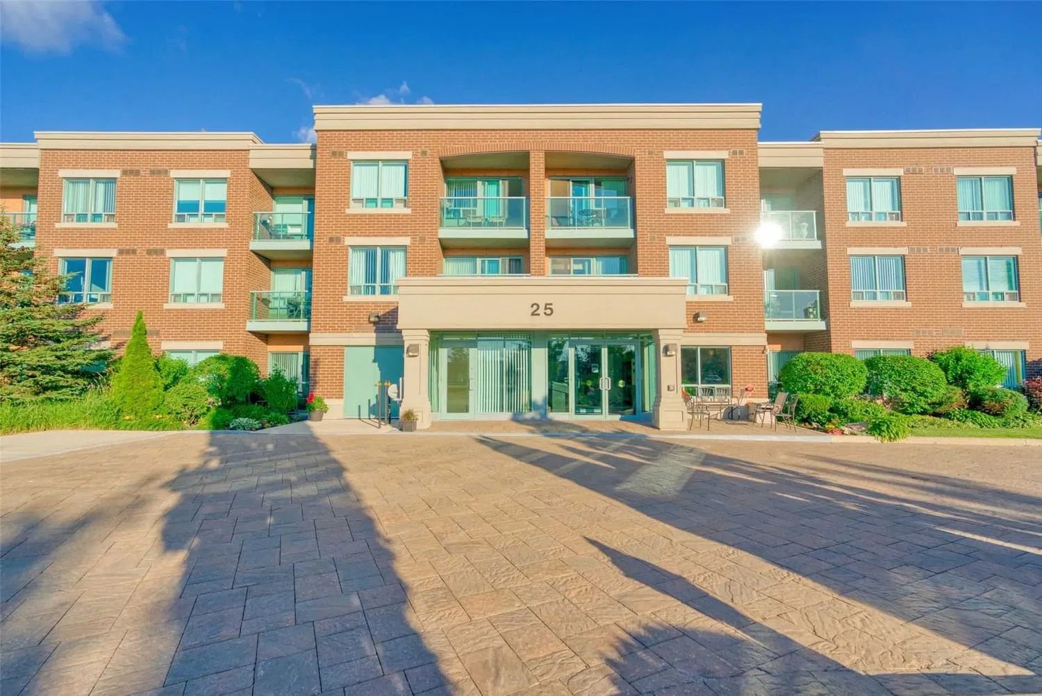 25 Via Rosedale Way Rosedale Village Condos 2 Beds 1 Bath Unit 204