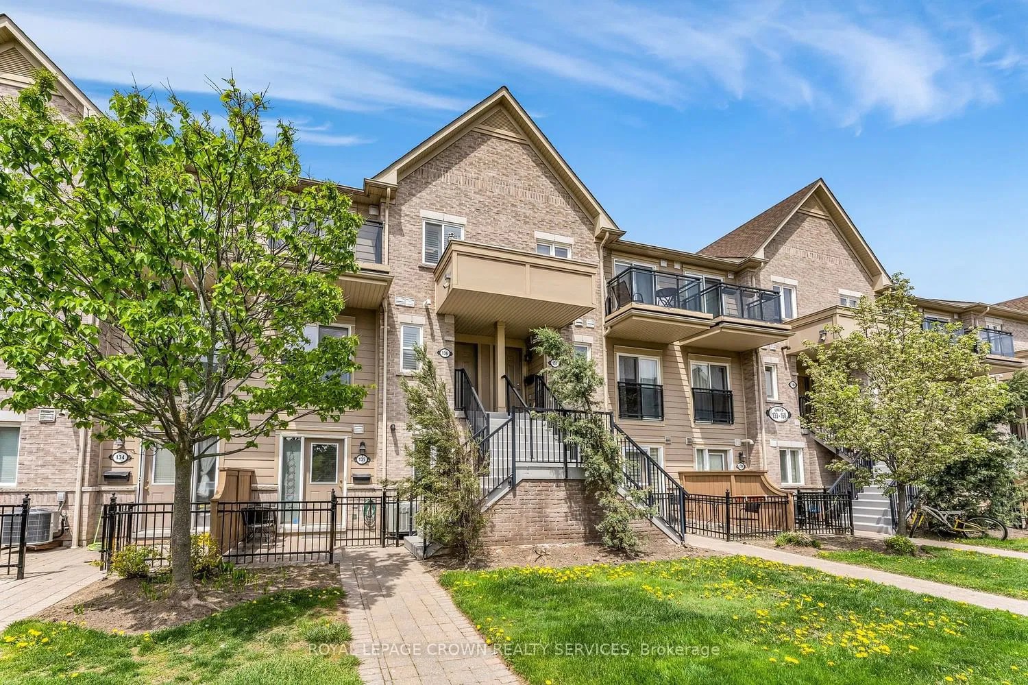 4975 Southampton Dr Winston Churchill & Eglinton Avenue Townhomes 2