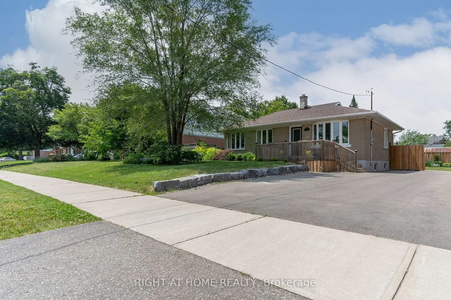 206 Elmwood Cres 3 Beds + 1 2 Baths