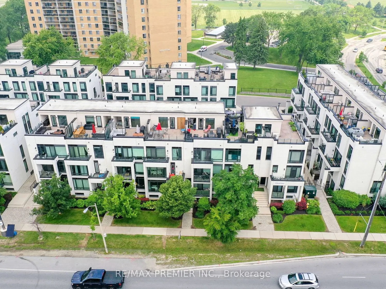 142 Hill Blvd & Eglinton Townhomes 2 Beds 2