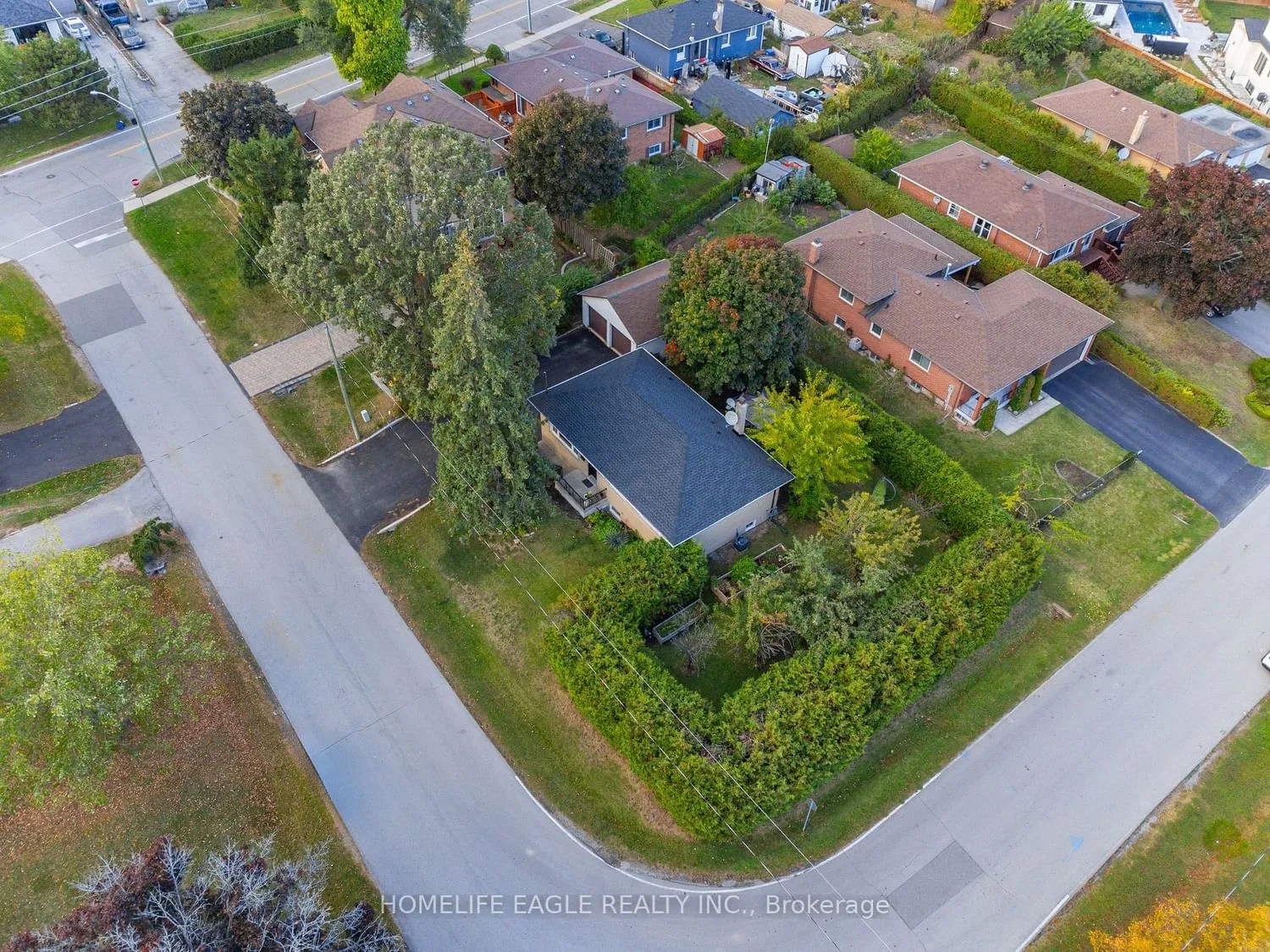 587 Wellington Cres 3 Beds + 1 2 Baths