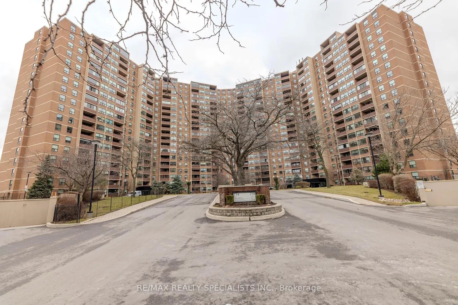 714 The West Mall The Buckingham Condos 2 Beds + 1 1 Bath Unit 208