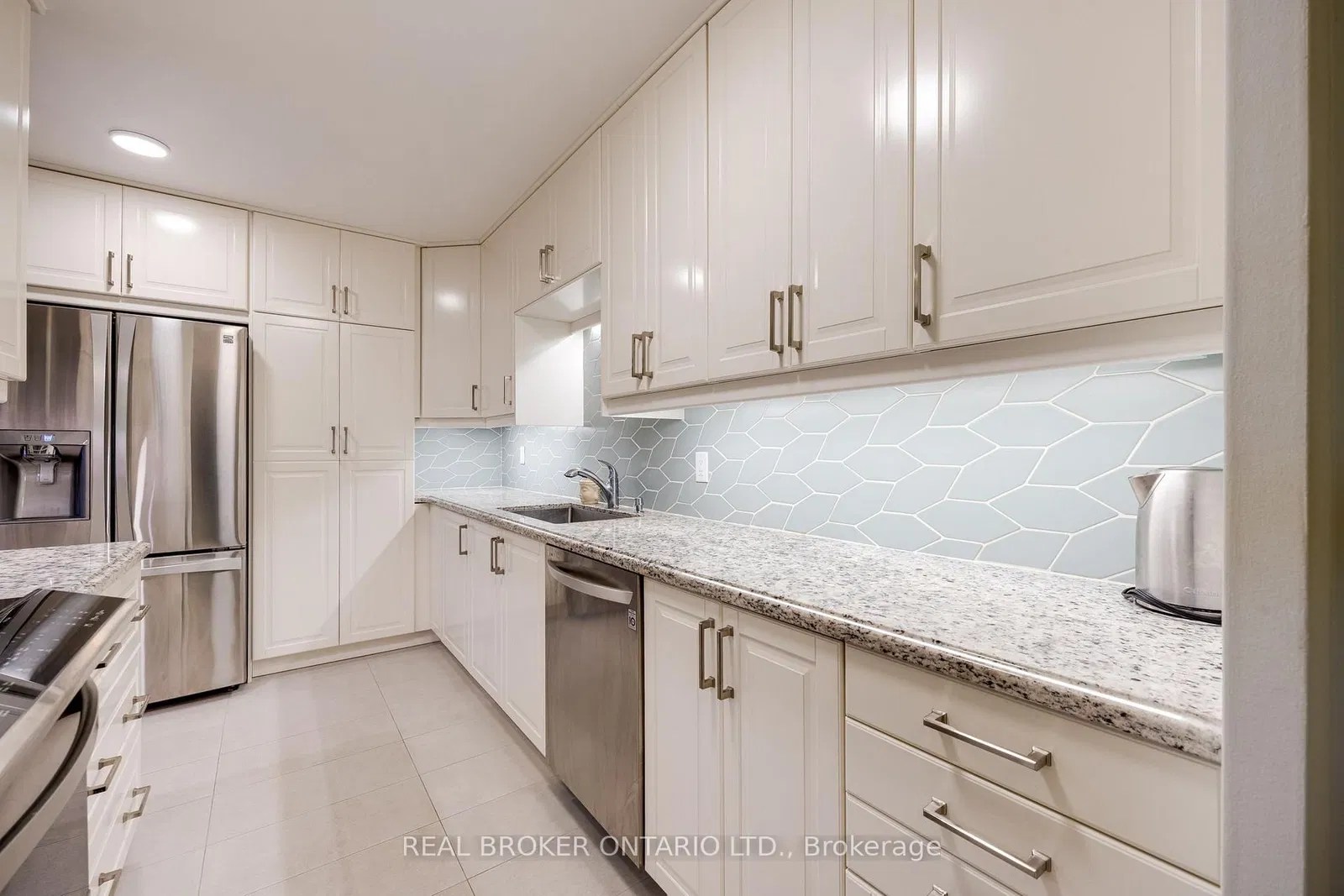 716 The West Mall The Buckingham Condos 2 Beds + 1 2 Baths Unit