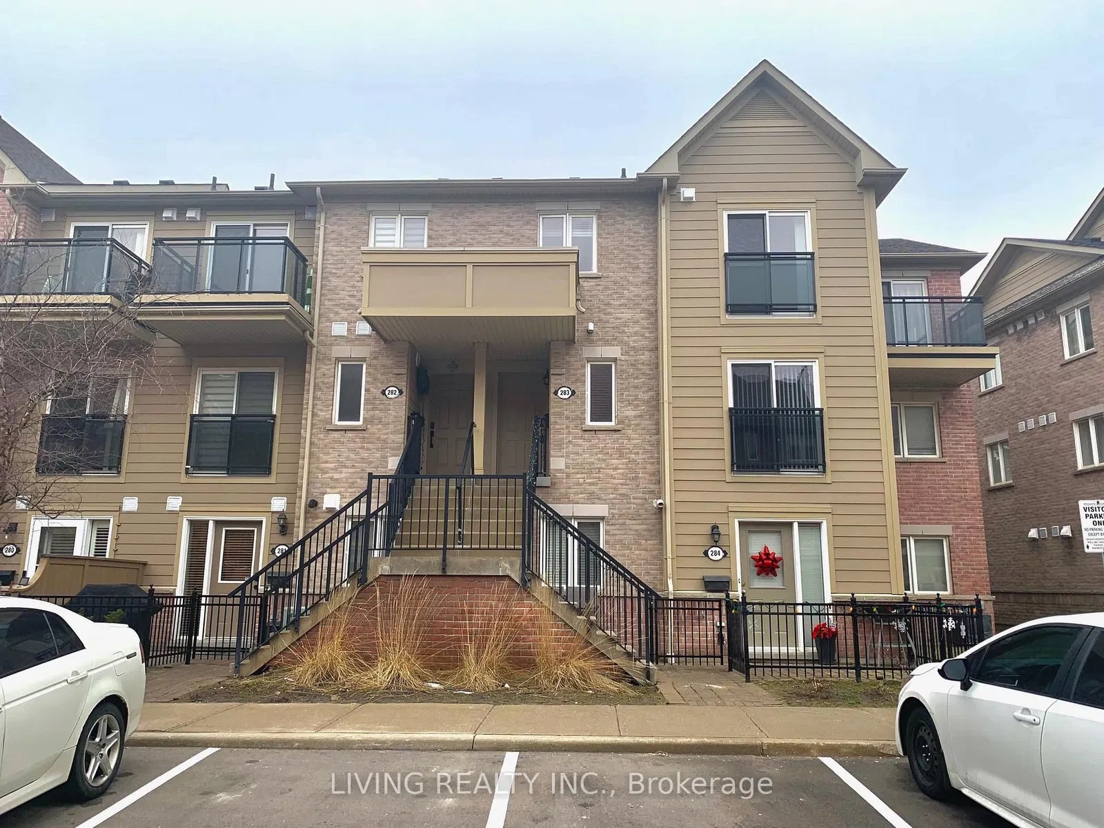 4975 Southampton Dr Winston Churchill & Eglinton Avenue Townhomes 3