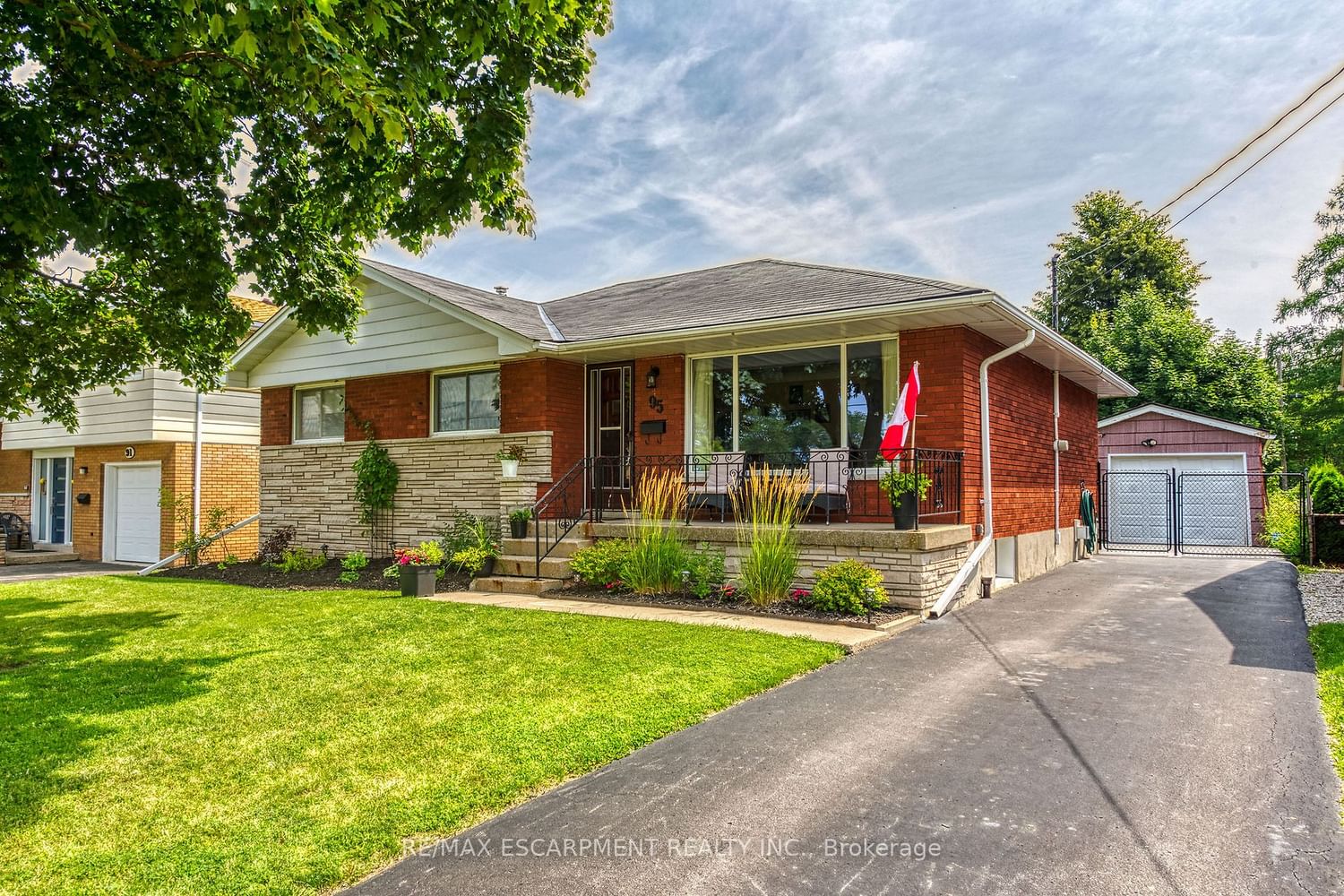 95 Rendell Blvd 3 Beds + 2 2 Baths strata.ca