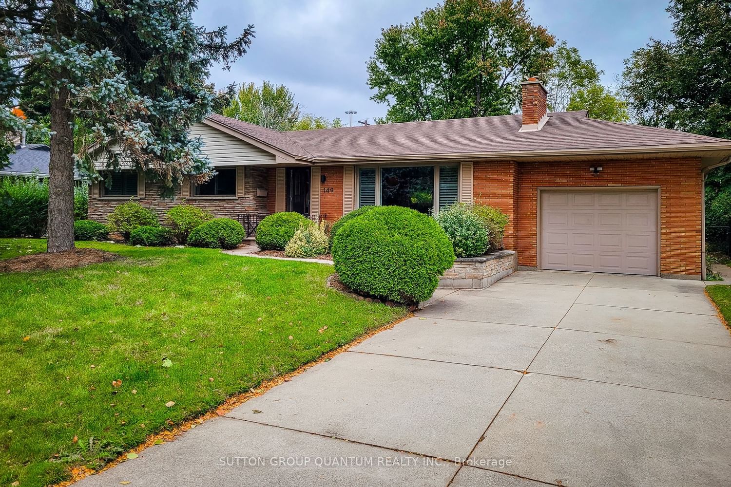 149 Oneida Blvd 2 Beds 1 Bath Unit lower