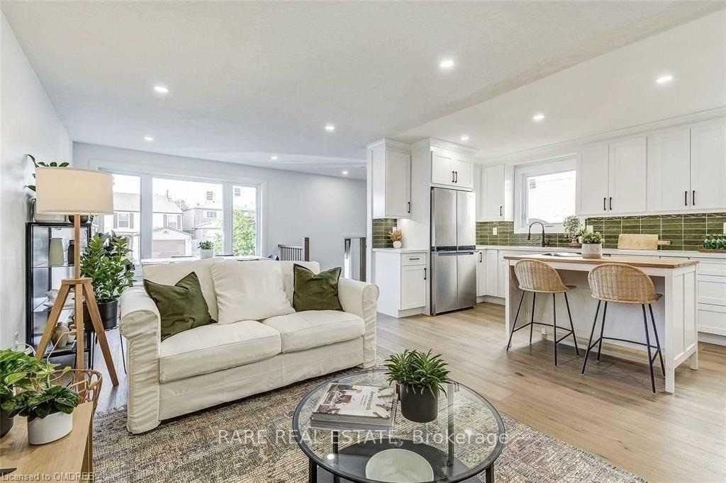 26 Garden Cres 3 Beds 1 Bath Unit main Listed For Rent strata.ca