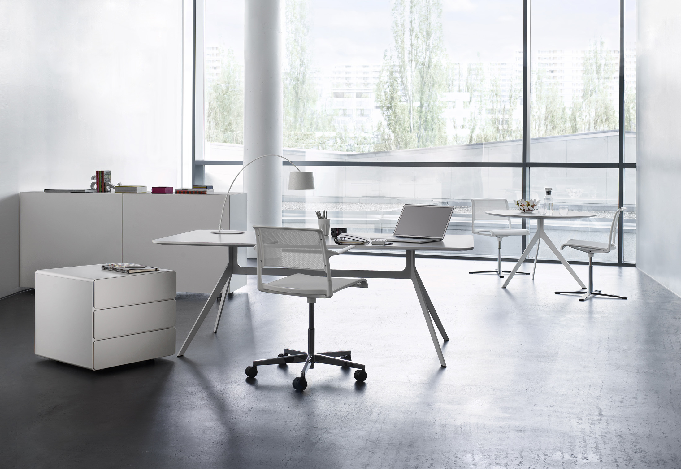 Star working desk by Renz STYLEPARK