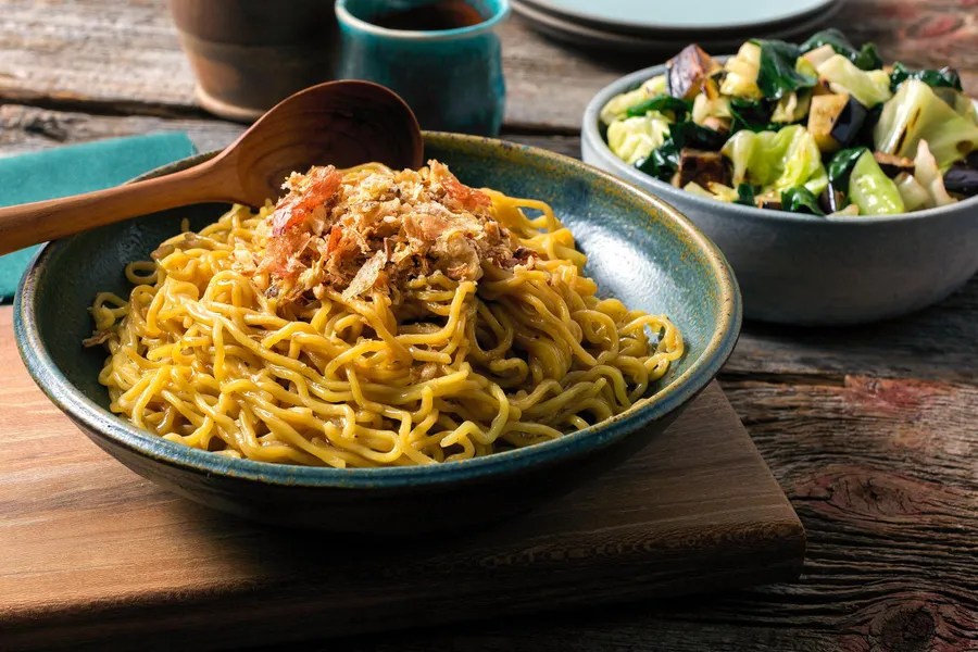 Vietnamese garlic noodles with warm eggplant salad Sunbasket