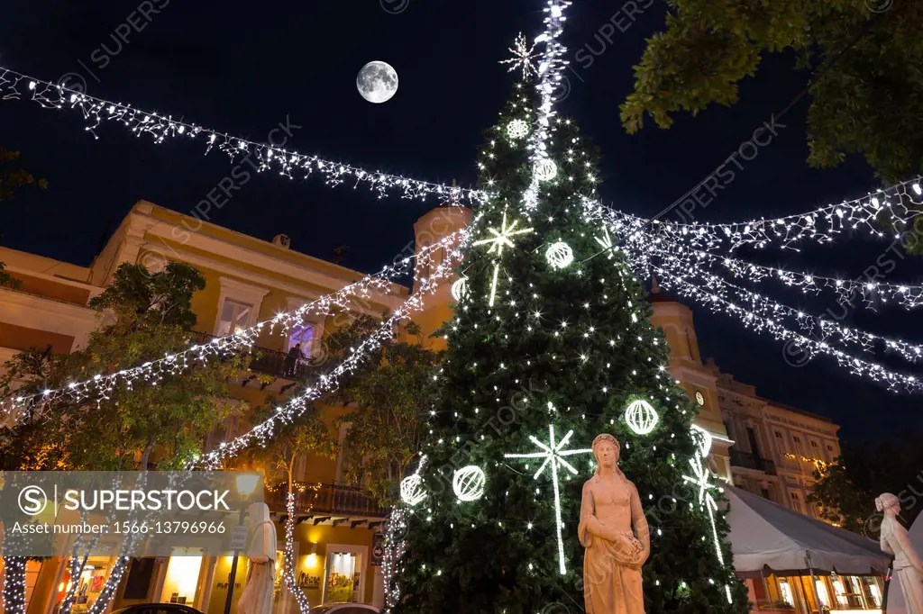 CHRISTMAS TREE DECORATIONS ALCALDIA CITY HALL PLAZA DE ARMAS OLD TOWN