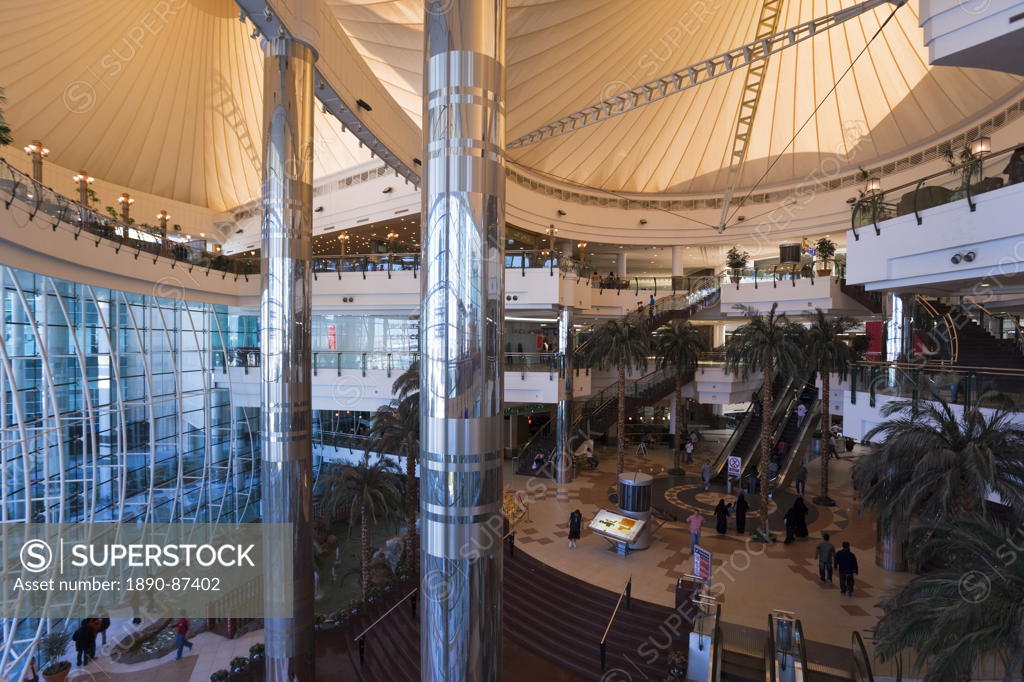 City Centre Doha Mall, the largest of the Middle East´s shopping malls