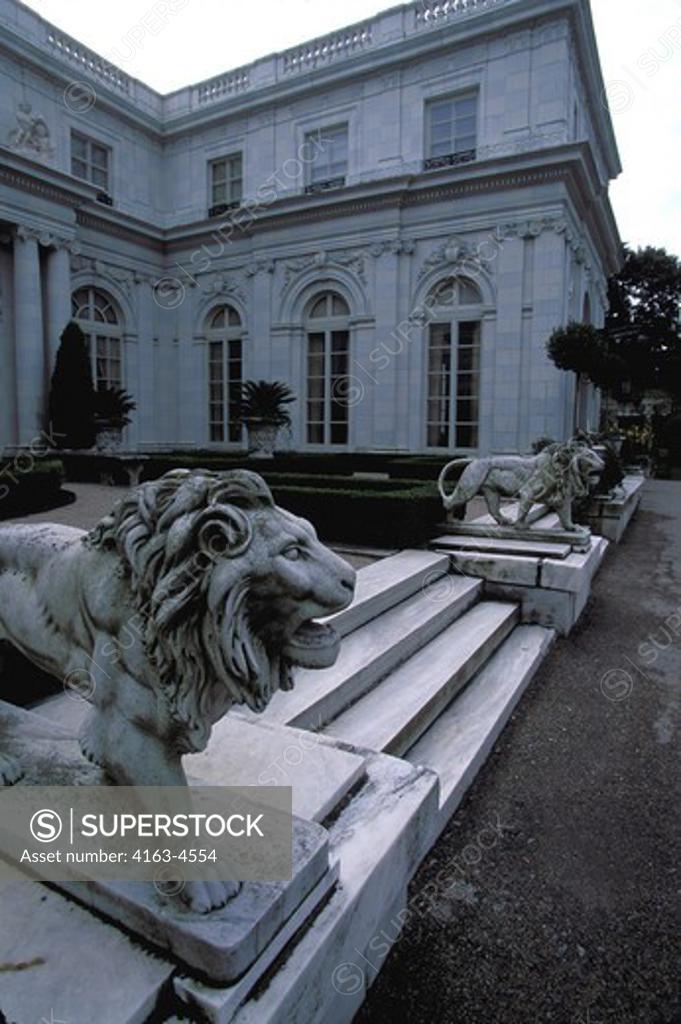 USA, RHODE ISLAND, NEWPORT, ROSECLIFF MANSION, FRONT, LION STATUES SuperStock