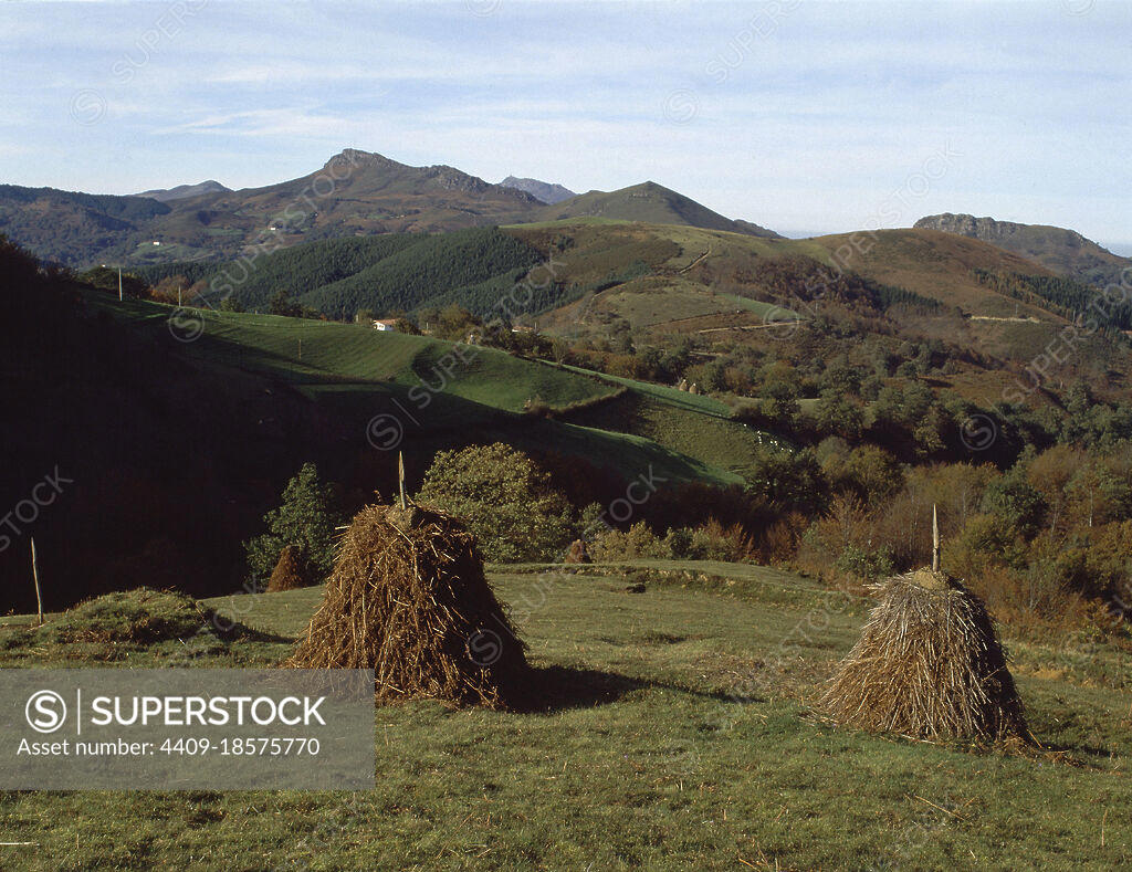 FOACINAS DE HIERBA Y VISTA DEL VALLE. Location EXTERIOR. VALLE DE