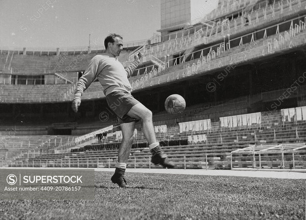 ALFREDO DI STEFANO in LA SAETA RUBIA (1956), directed by JAVIER SETO