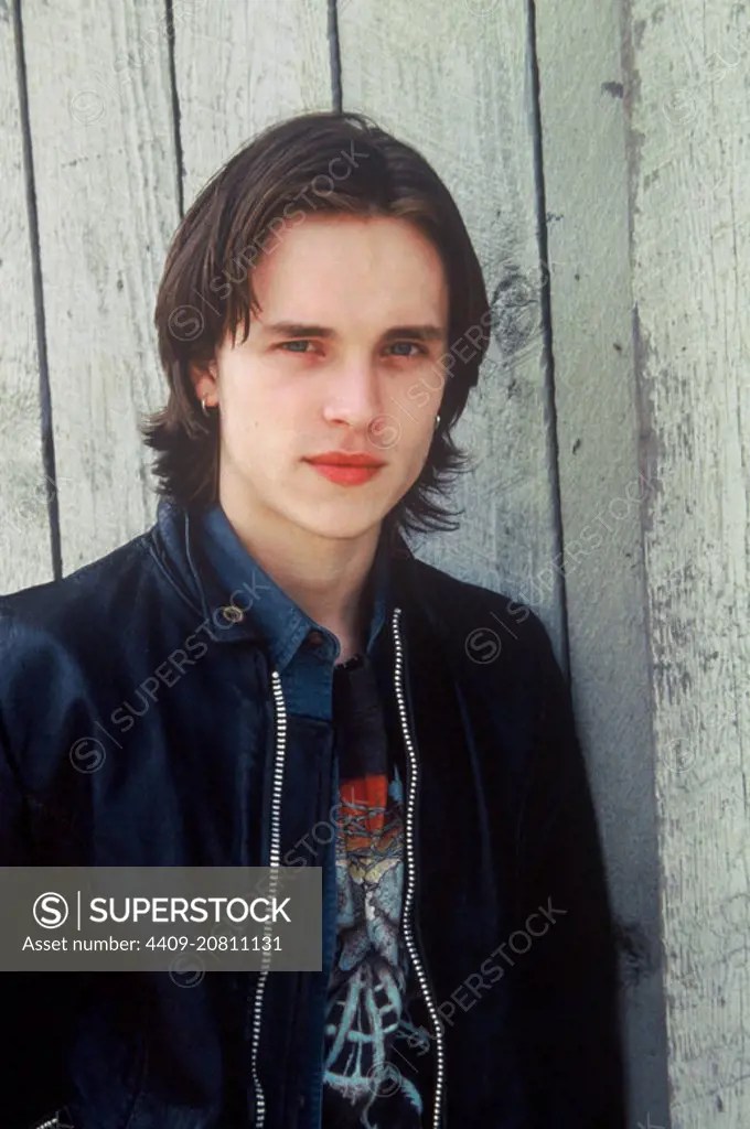 JONATHAN JACKSON in INSOMNIA (2002), directed by CHRISTOPHER NOLAN. - SuperStock