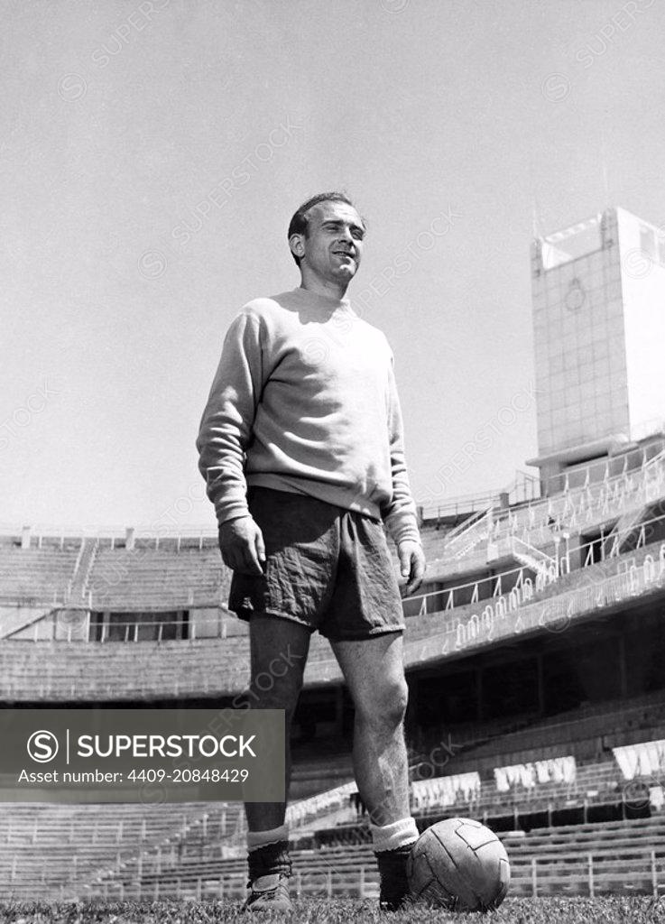 ALFREDO DI STEFANO in LA SAETA RUBIA (1956), directed by JAVIER SETO