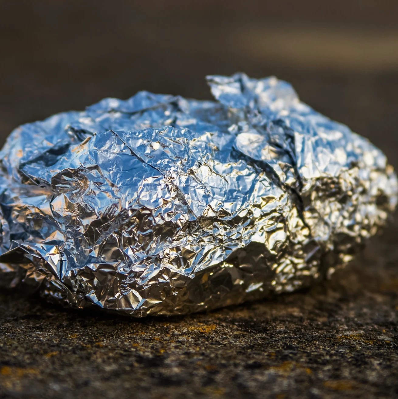 There’s one side of aluminum foil that shines more than the other. Here