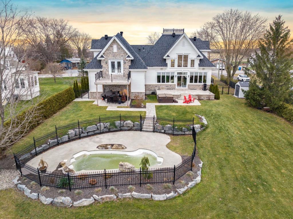 Cette immense maison à 1 ,7M à SaintCharlessurRichelieu pourrait