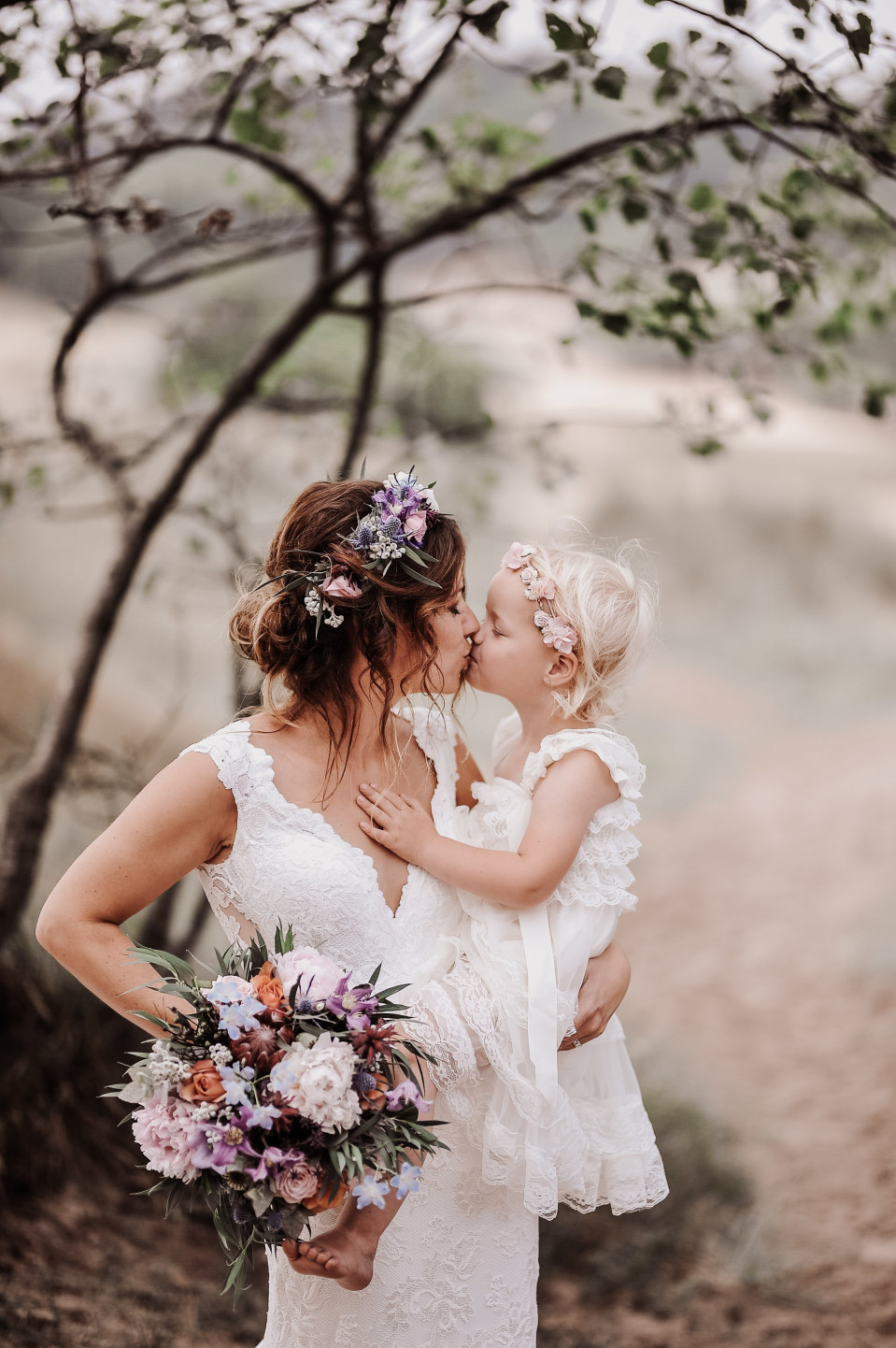 Brautfrisur mit Blumen die schönsten Looks ThePerfectWedding.de