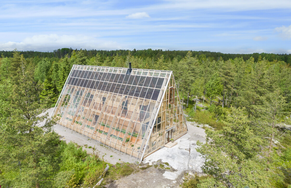 An offgrid greenhouse is for sale on Lake Vänern