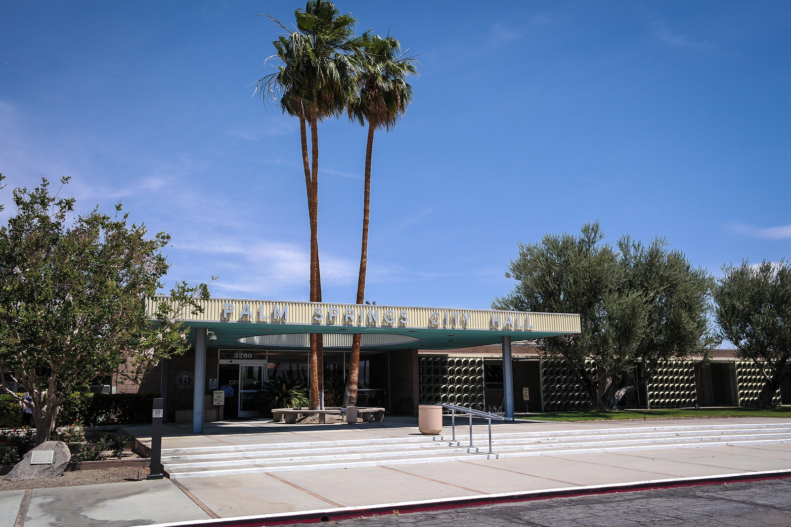 'Don’t Worry Darling' is an eerie ode to Palm Springs’ midcentury