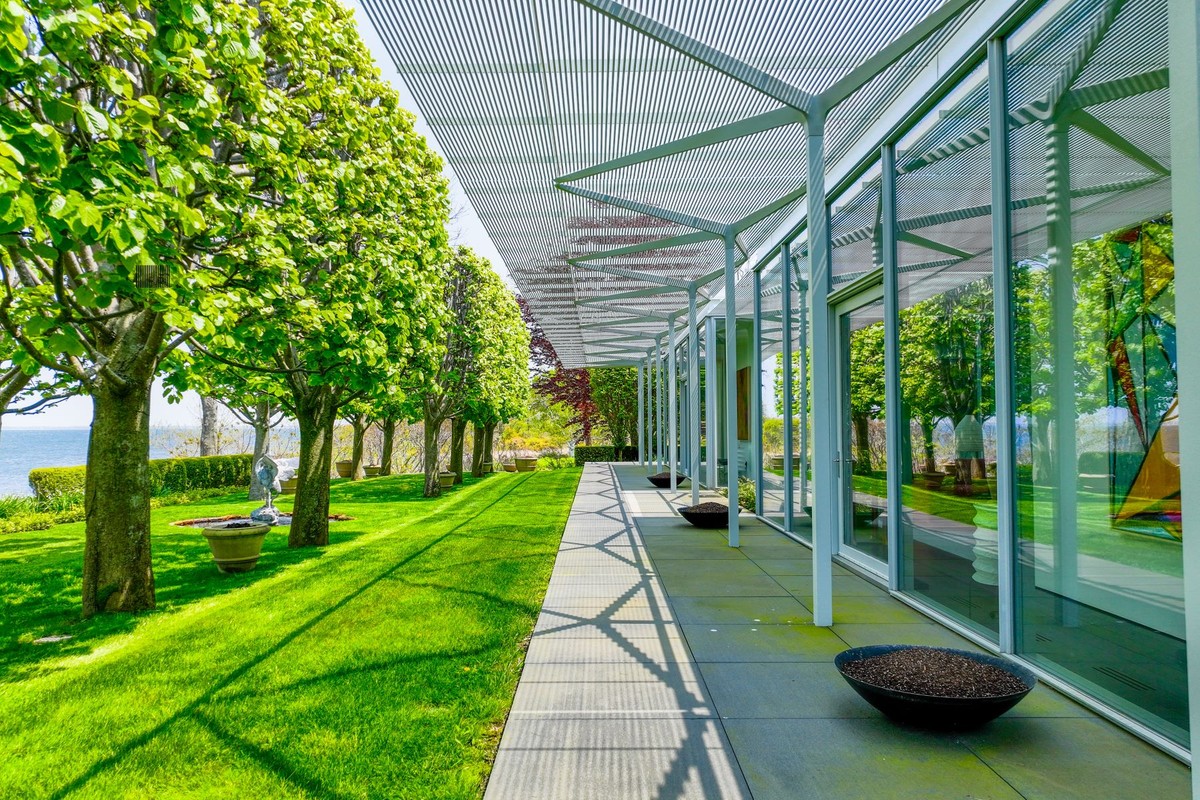 A Fishers Island 'glass house' asks for 8.25m The Spaces