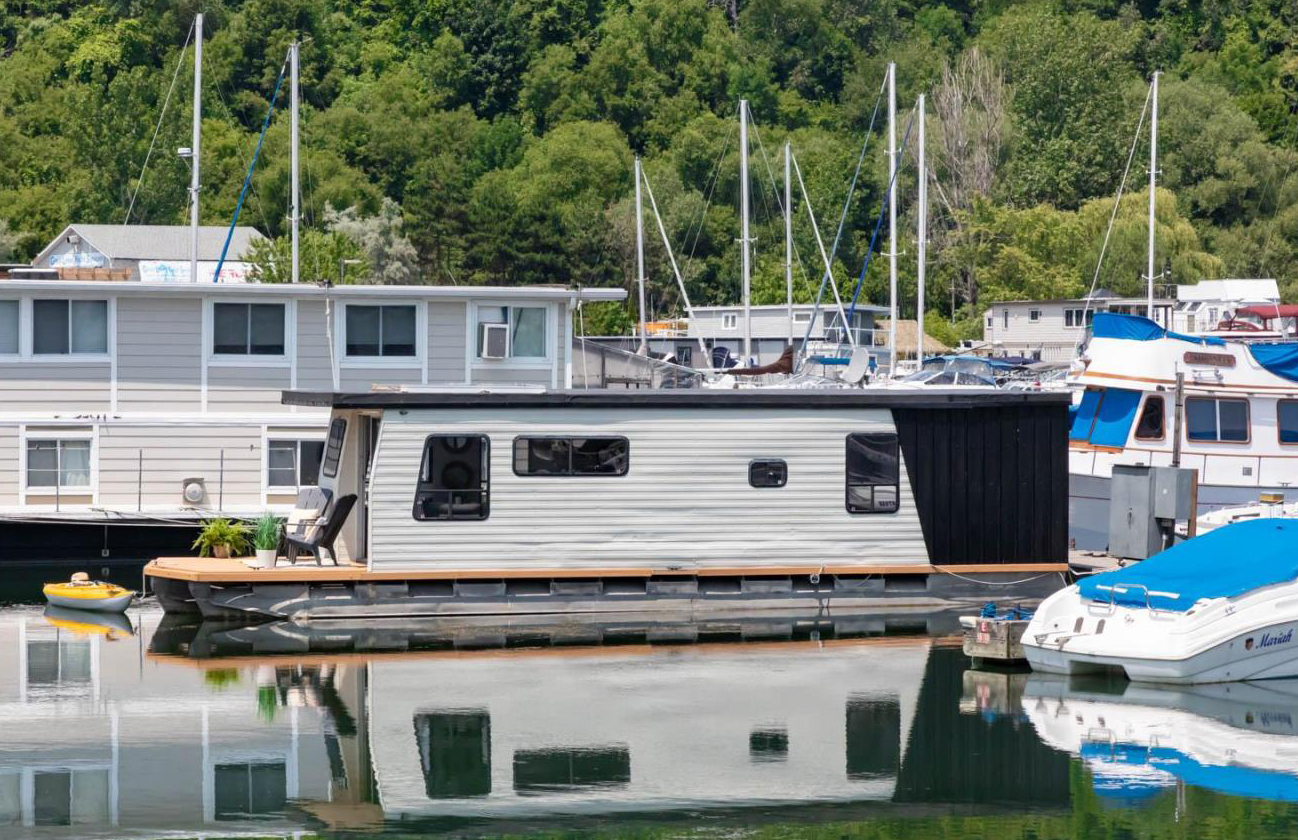 Toronto' tiny home' houseboat asks for $149,000 - The Spaces