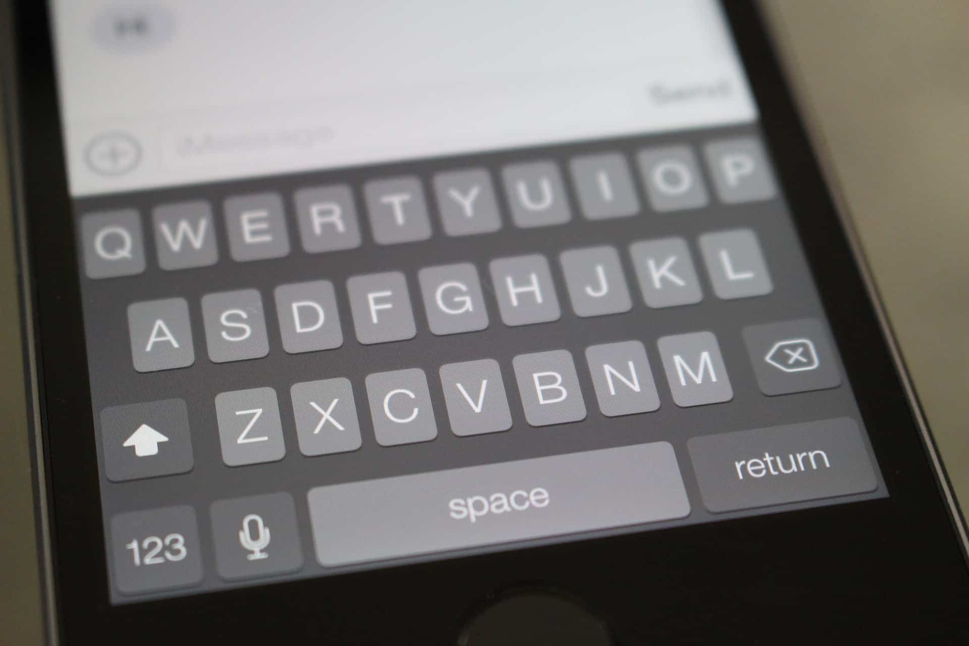 How to Make the Dark Keyboard the Default in iOS 7 (Video)