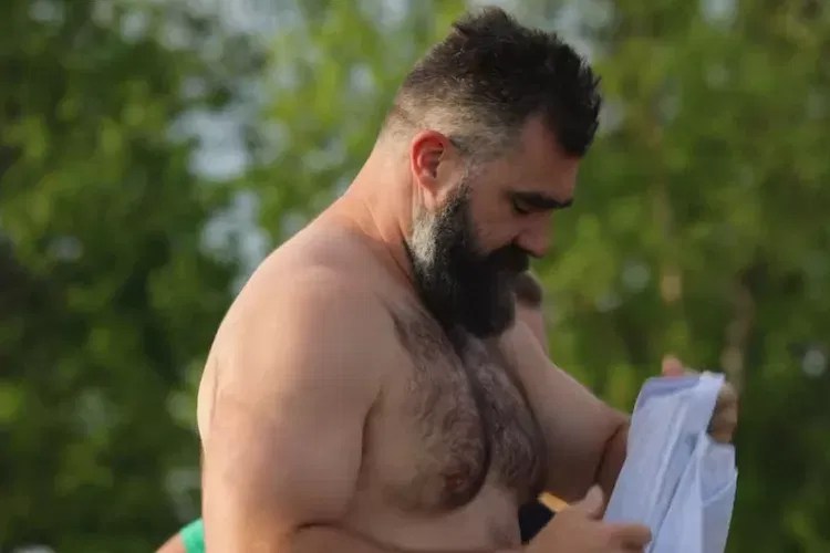 Jason Kelce Goes Shirtless on the Course During PGA Tour’s Truist Event