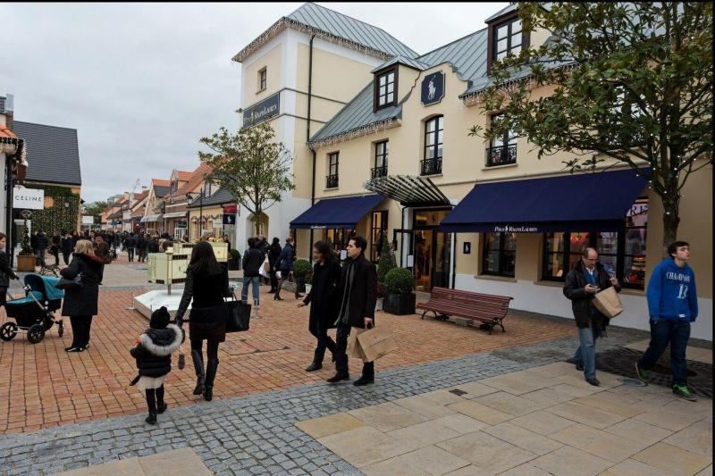 Shuttle To La Vallee Village Outlets From Paris Gray Line