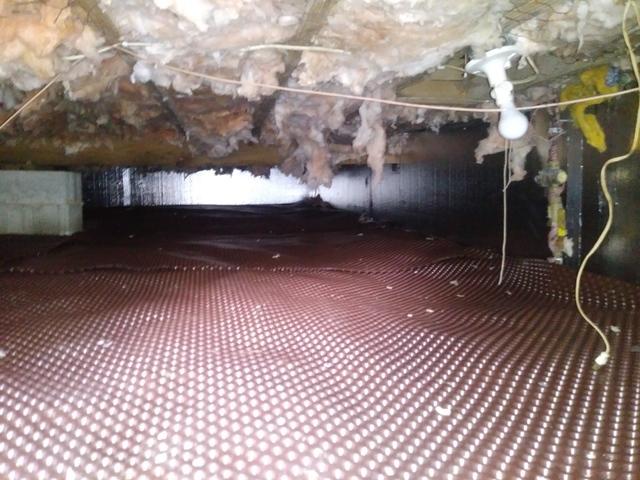 Leaking water heater causes damage in a crawl space in Fayetteville, OH