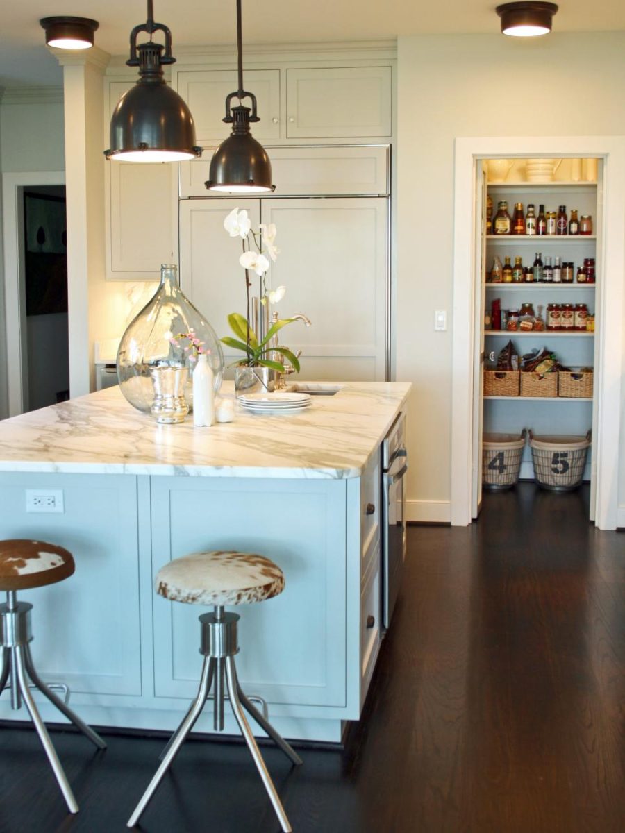 You use a modern design for your kitchen. Modern Pantry Ideas That are Stylish and Practical
