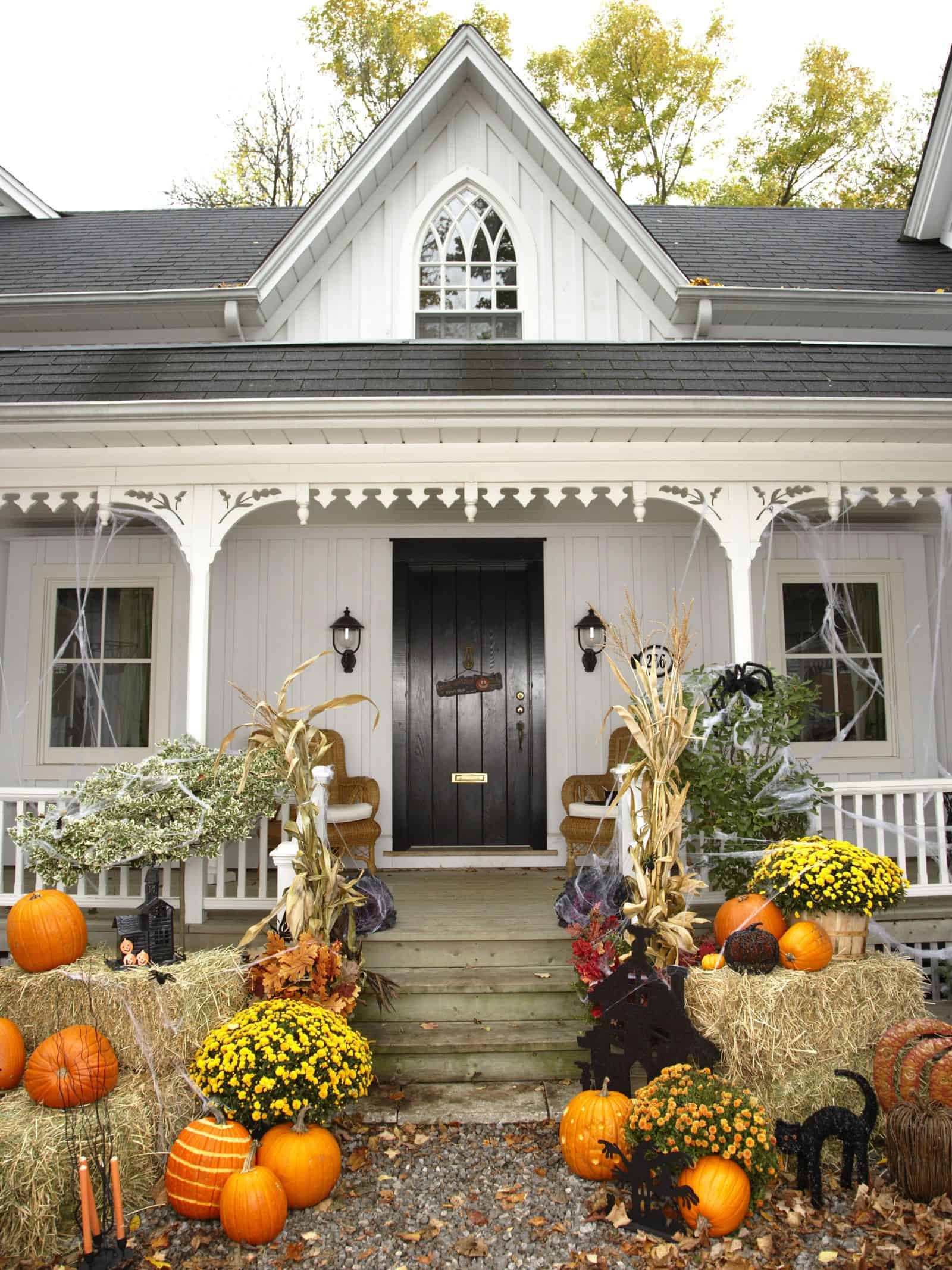 Halloween front porch décor that will make your neighbors jealous(04)