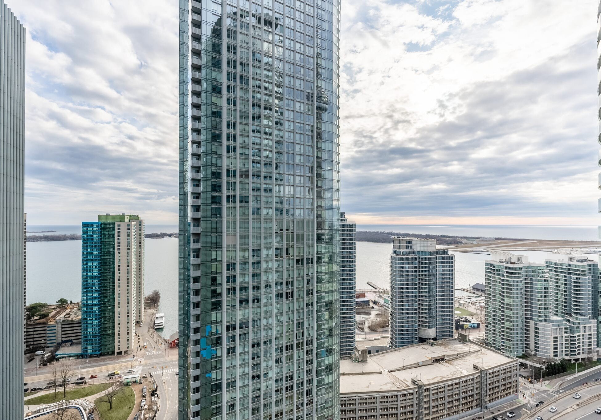 Premier Luxury 3 Bedroom Condo Downtown Toronto