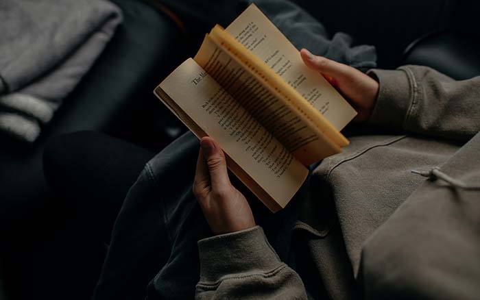 Prolog dengan Epilog dalam Novel KBBI Online