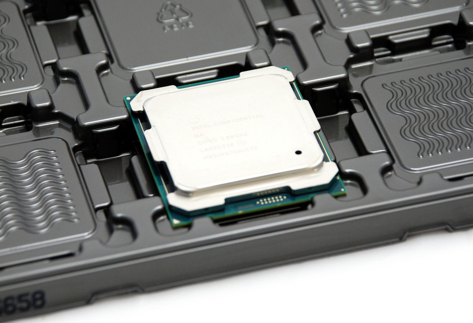 Intel BroadwellE Core i76850K vs Core i75820K HaswellE