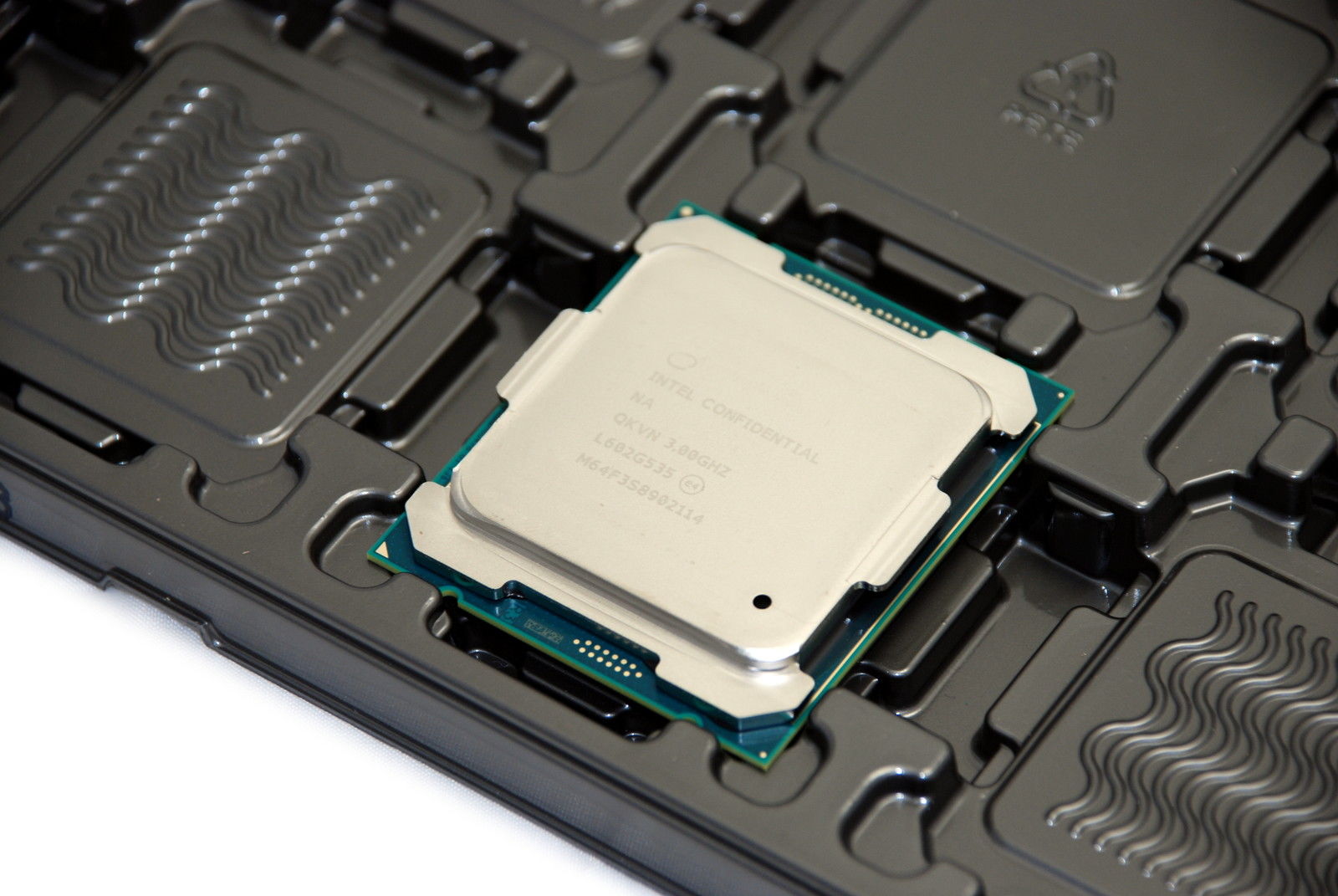 Intel BroadwellE Core i76850K vs Core i75820K HaswellE