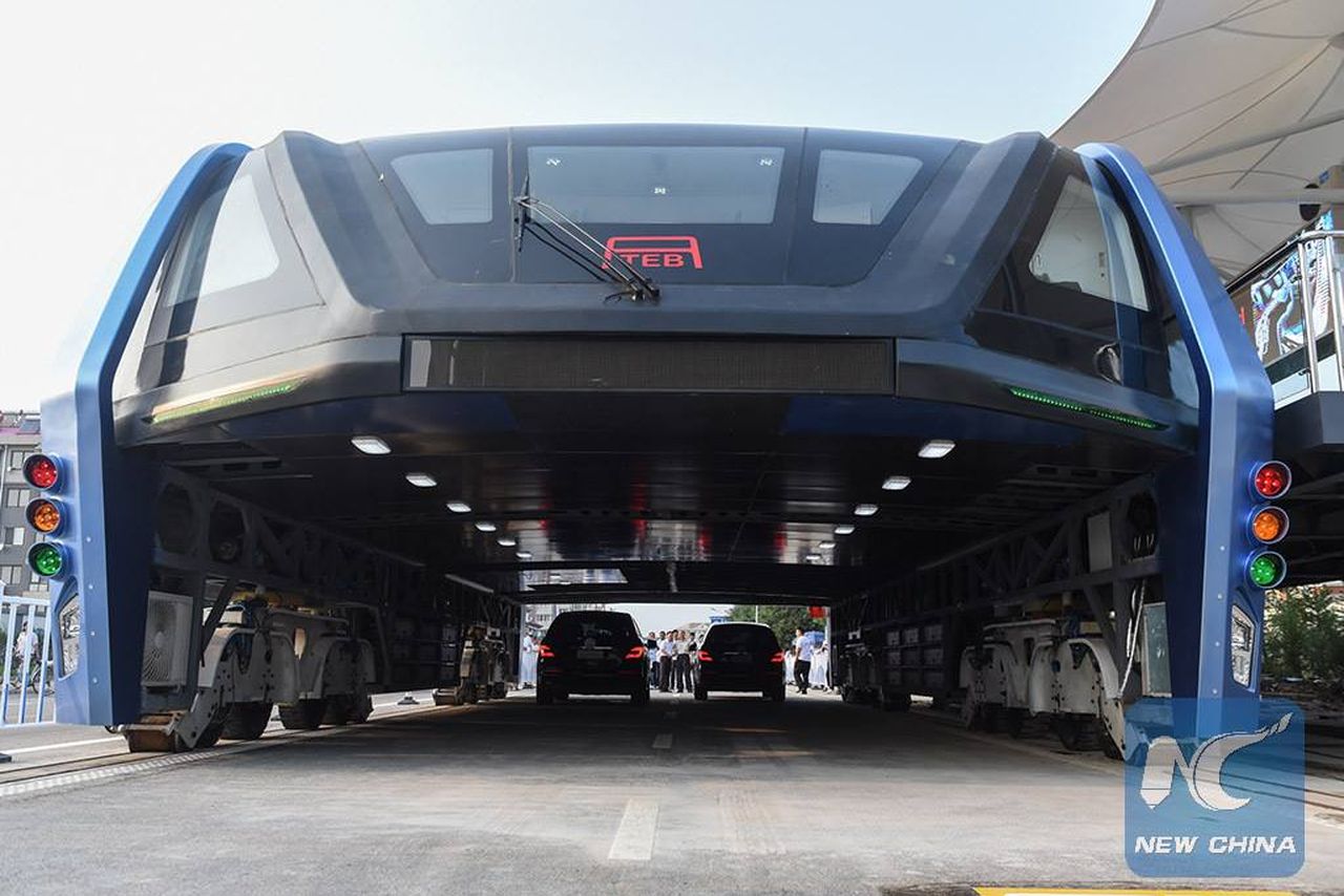 China Has Built A Weird Bus That Straddles Traffic And It Could Solve