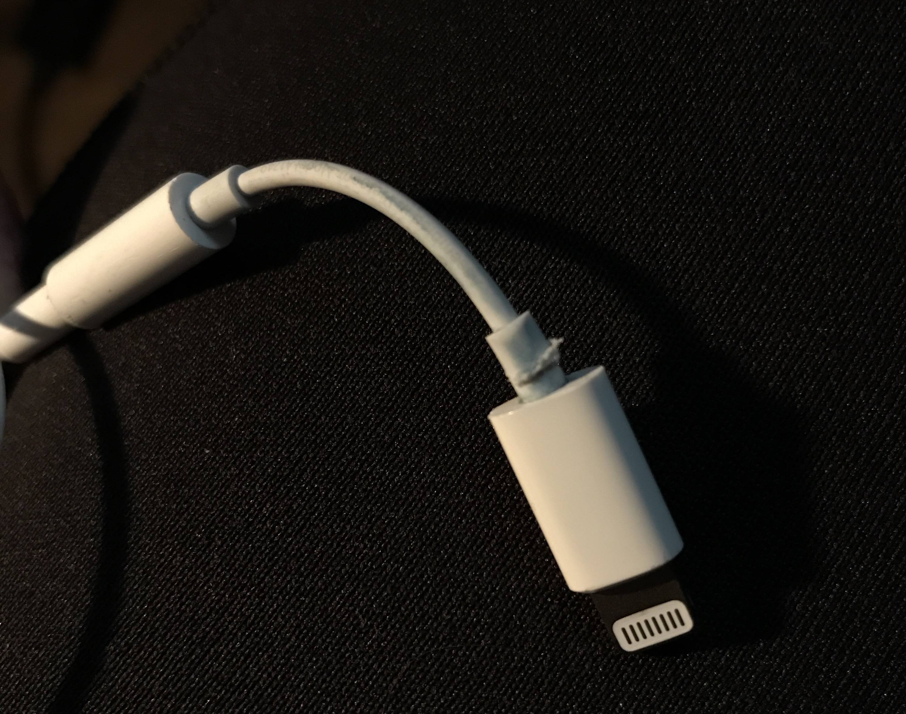 iPhone 7 3.5mm Headphone Jack Dongle Appears to Be Made of Poor Quality