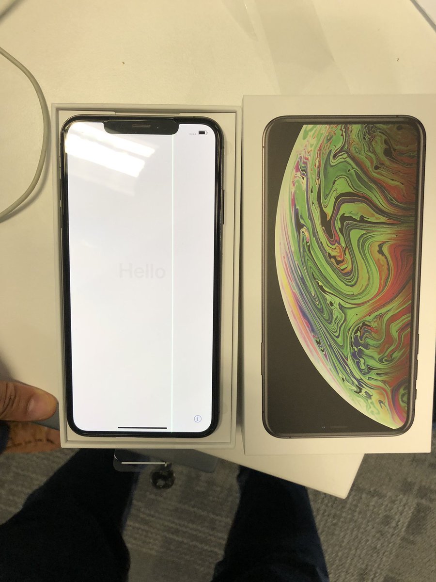 An iPhone XS Max Develops Faulty 'Green Line' Display After Unboxing
