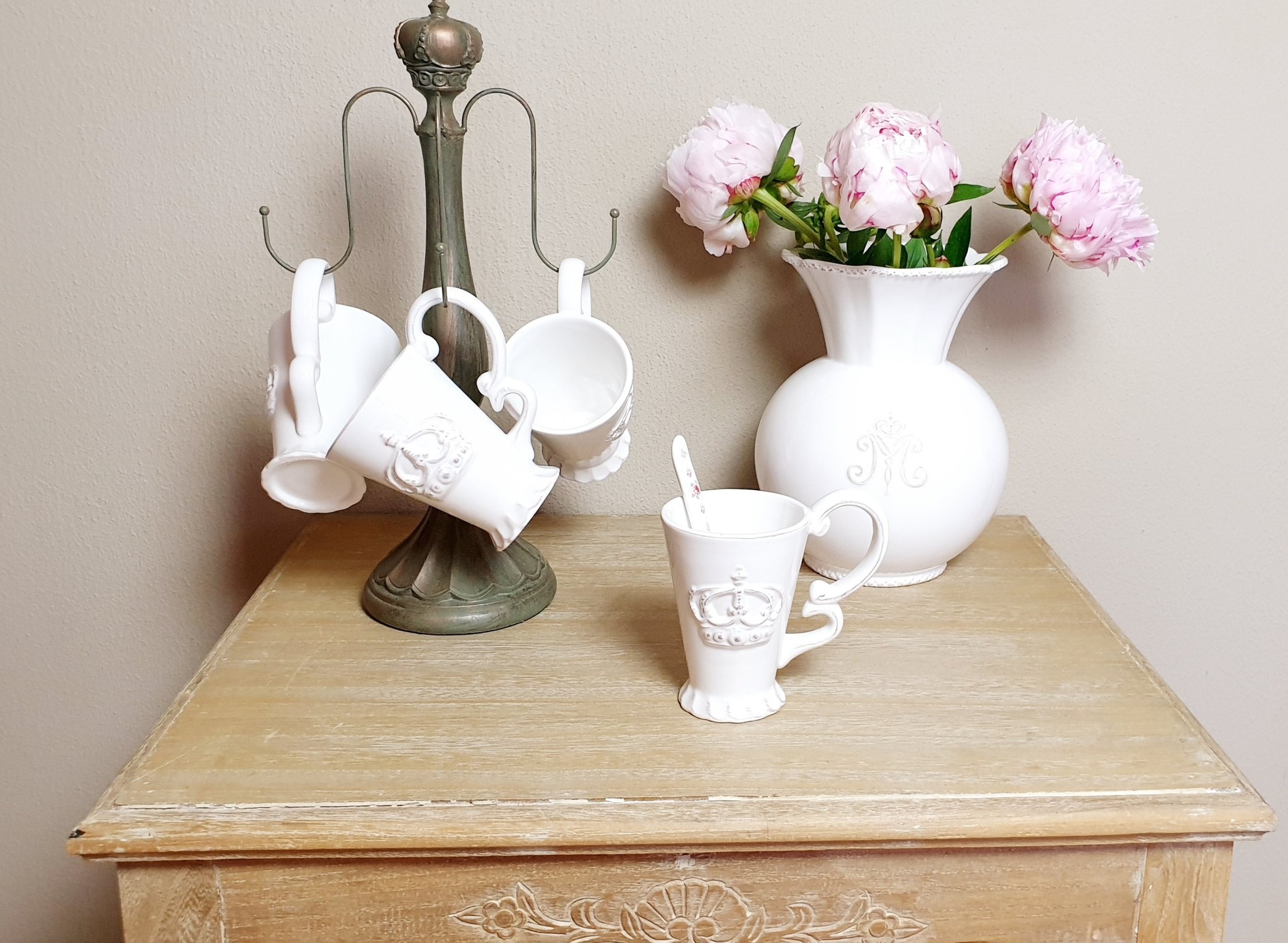 Porzellan Tassen (4) im Shabby Chic mit Ständer Enchanté Concept