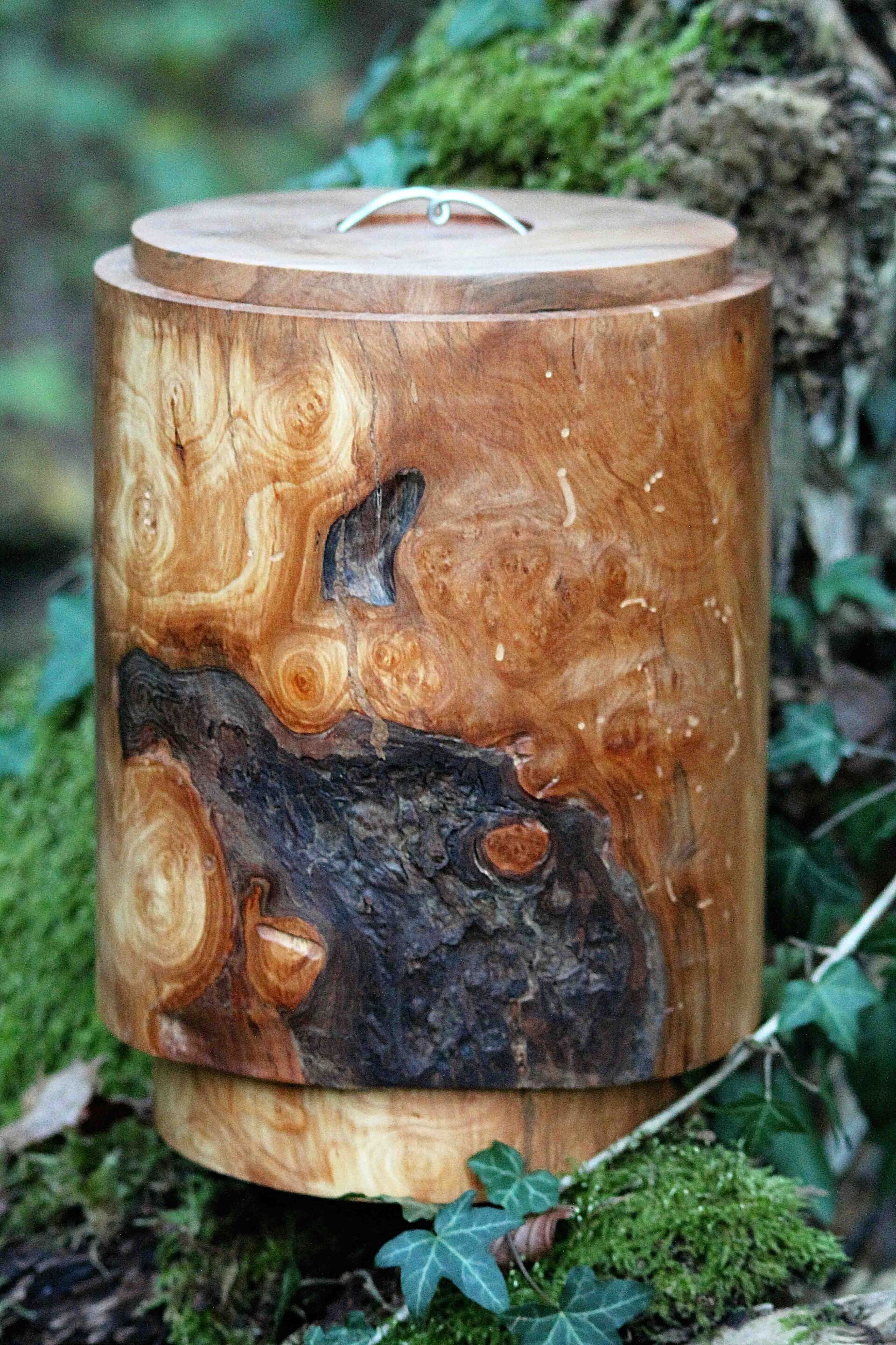Urne aus Holz
