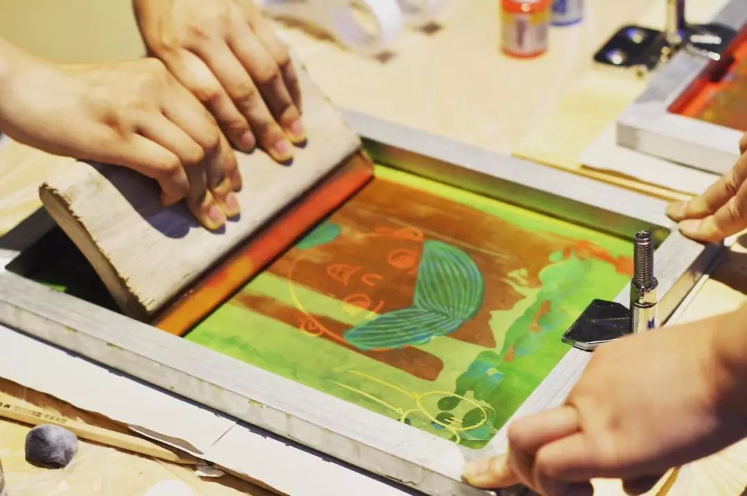 What Is SilkScreen Printing Compared to Digital Textile Printing?