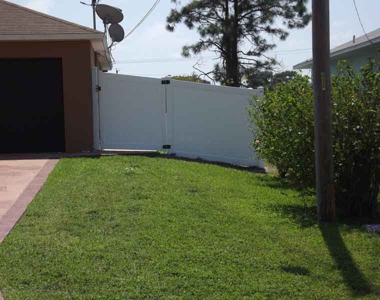 Vinyl & Privacy Fencing Cape Coral, FL Royal Fence Inc.